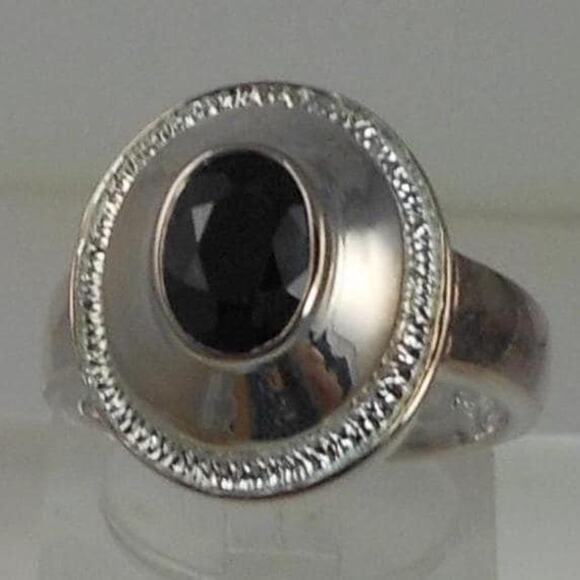 Stunning Vintage Handcrafted Sterling Silver Onyx Ring in Size 7 - Unique - Picture 1 of 7